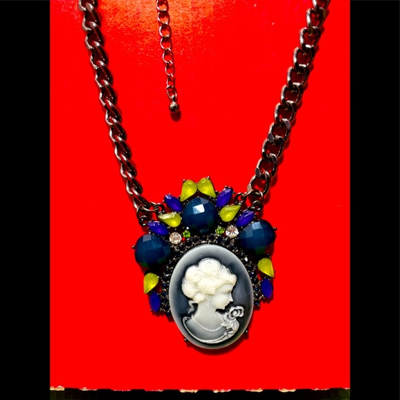 THE ONE Cameo 16" Necklace & Earring Set Costume Jewelry Fashion - Picture 2 of 4